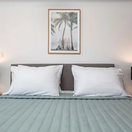 Coastal Bliss, 3 Min To - Gaia 1 Apartment